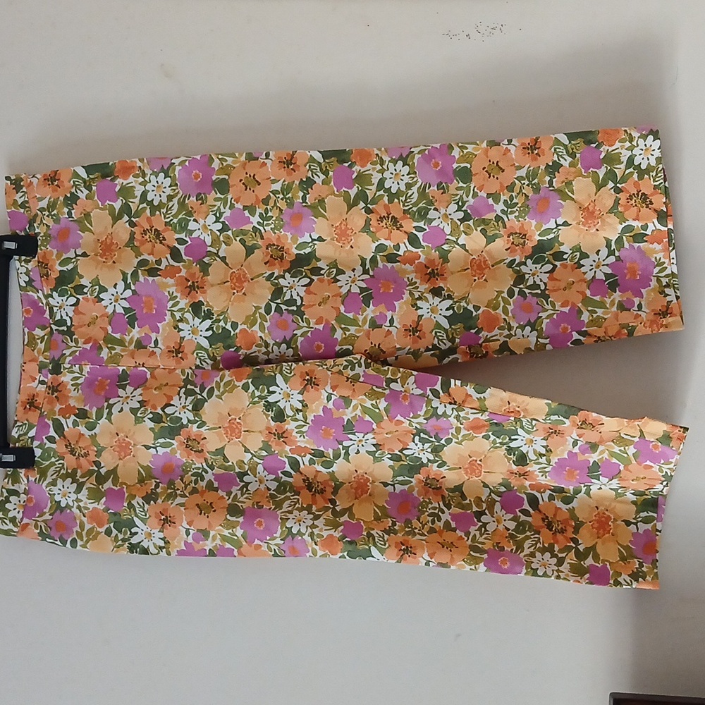 Jaclyn Smith Pants Women's Floral Capri | Size: 16